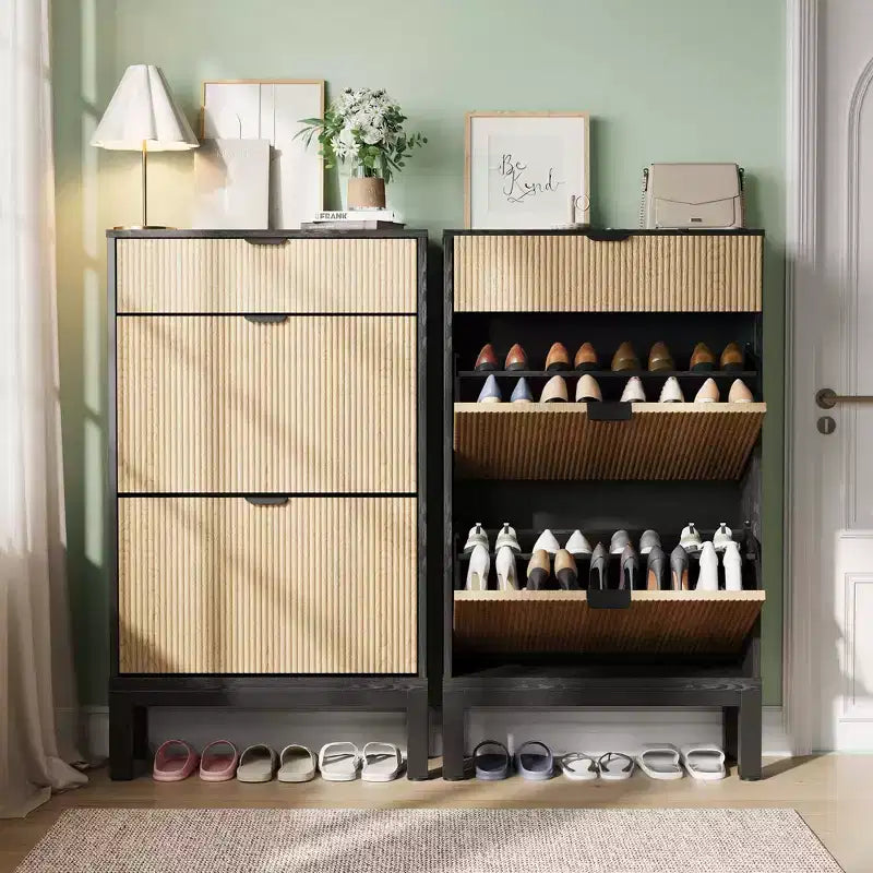 Meuble à chaussures fin en métal cannelé avec 2 portes abattantes et 1 tiroir