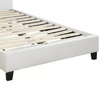 Lit Queen en bois de peuplier et MDF avec tête de lit capitonnée en similicuir 43''H x 83''W Blanc