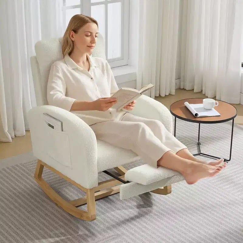 Fauteuil à bascule en bois avec revêtement en lin, repose-pieds et pochette latérale